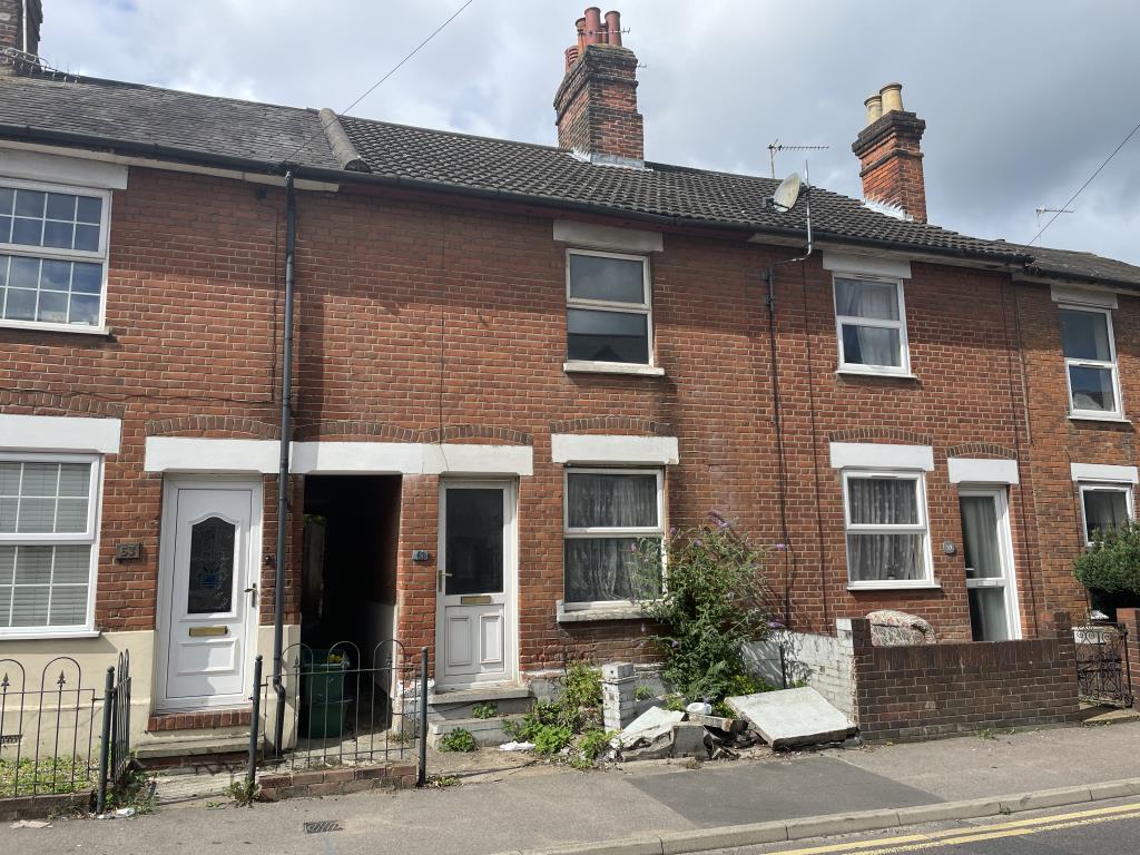 Lot: 120 - TERRACED HOUSE FOR IMPROVEMENT - external image of the front of the property